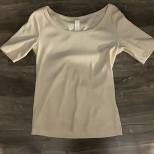 a crème colored h&m t-shirt with tags still on